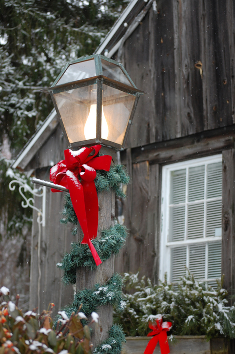 Die 5 schönsten Weihnachtsmärkte in der Eifel. Weihnachtsdekorationen an einem Landhaus im leichten Schneefall